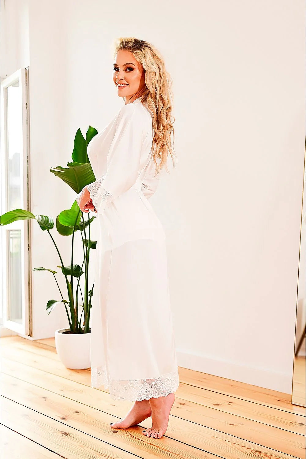 Peignoir élégant pour femmes long en satin Sumatra luxueux dentelle blanche confortable style intemporel cadeau idéal