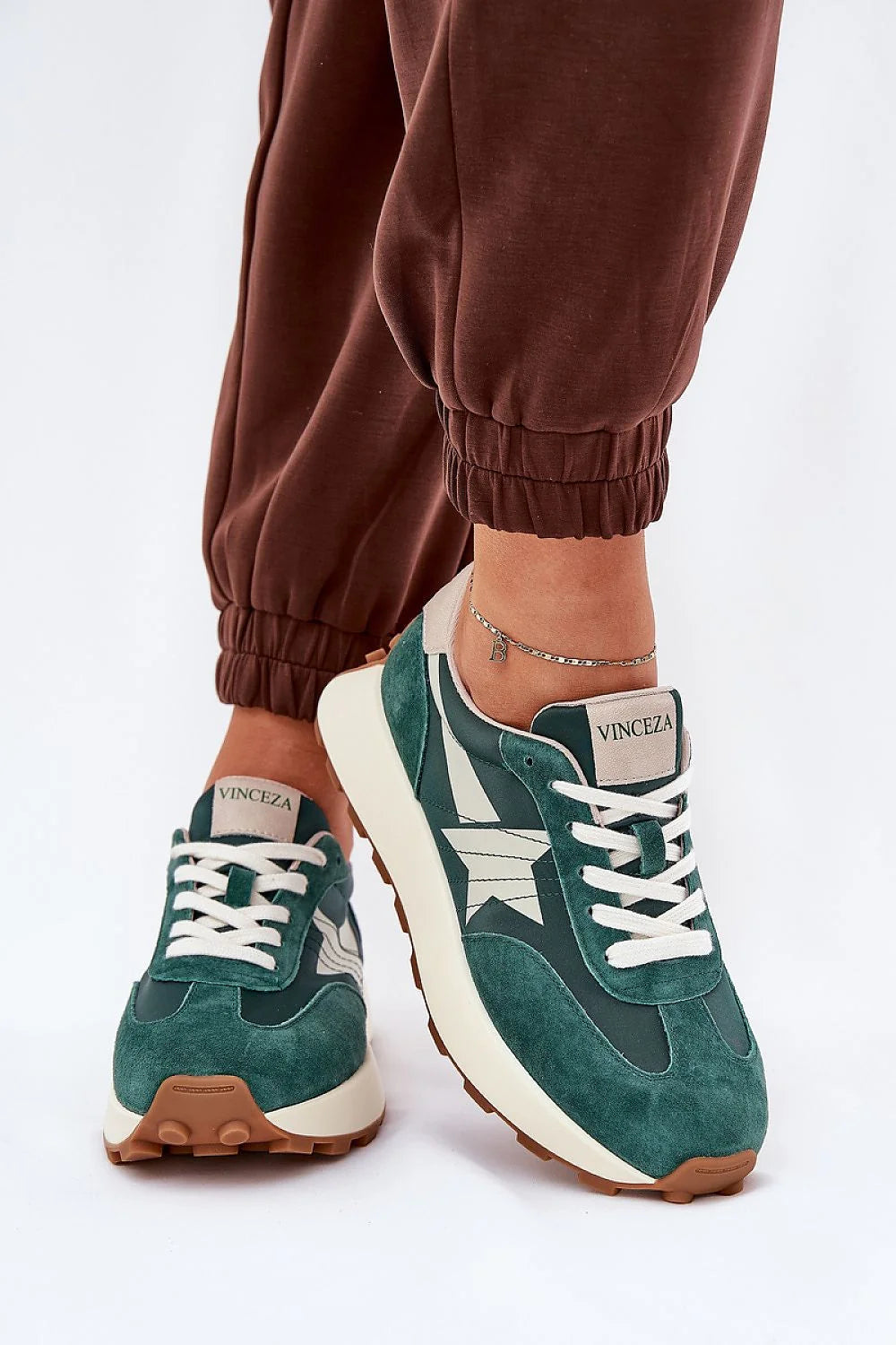 Chaussures de sport pour femmes style moderne couleur verte empiècements blancs daim naturel cuir souple confort stabilité adhérence design urbain look casual chic