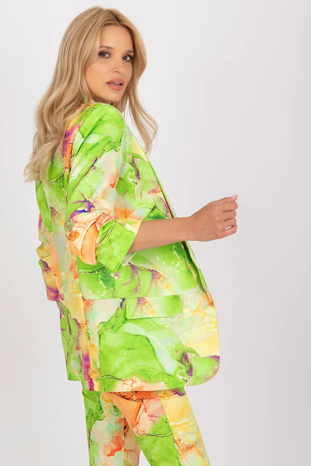Veste artistique audacieuse pour femme en polyester satiné coupe droite épaules structurées manches longues sans bouton