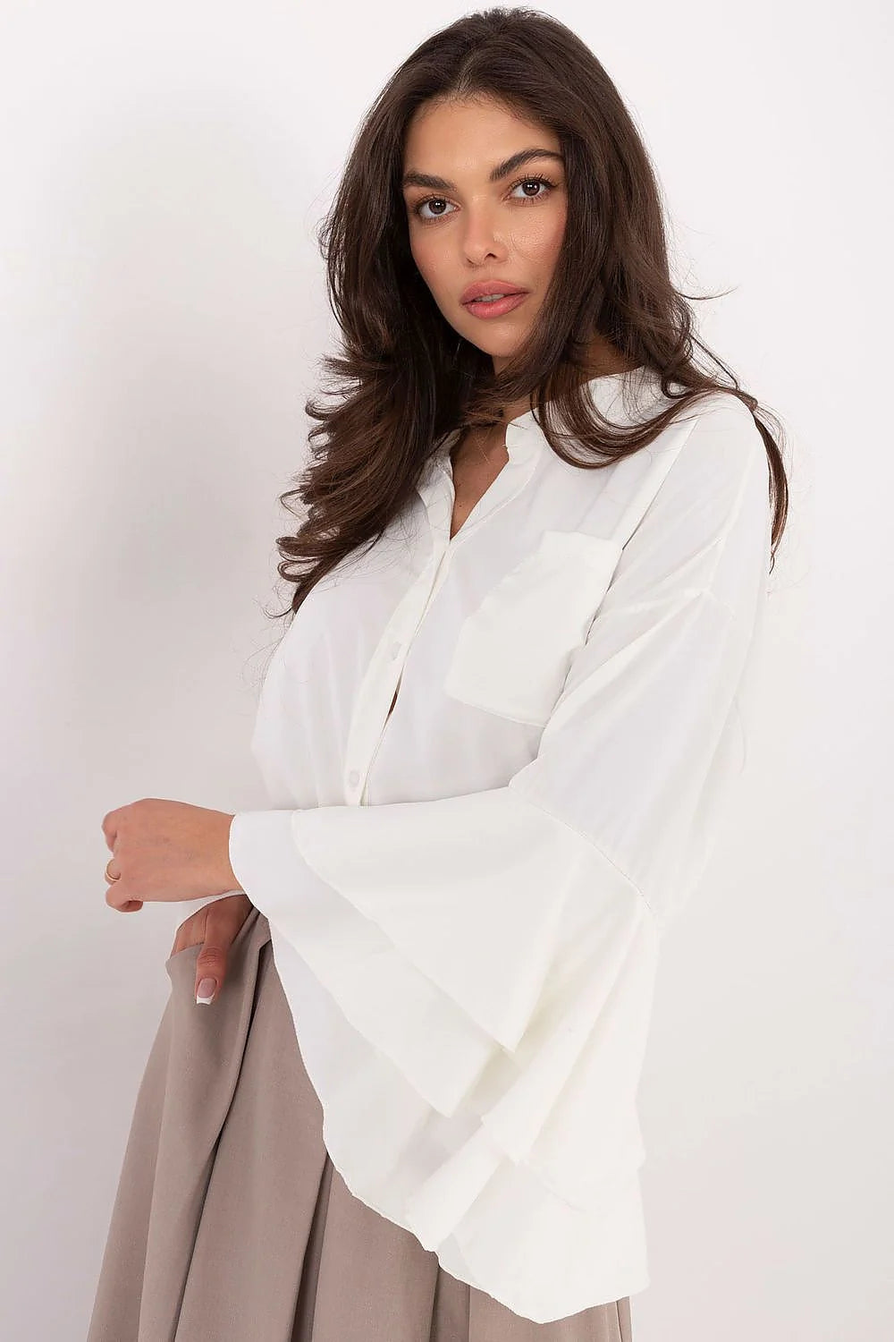 chemise femme blanche manches longues volants superposés col montant boutonnée poche poitrine coupe courte fluide drapée polyester élasthanne stretch confortable