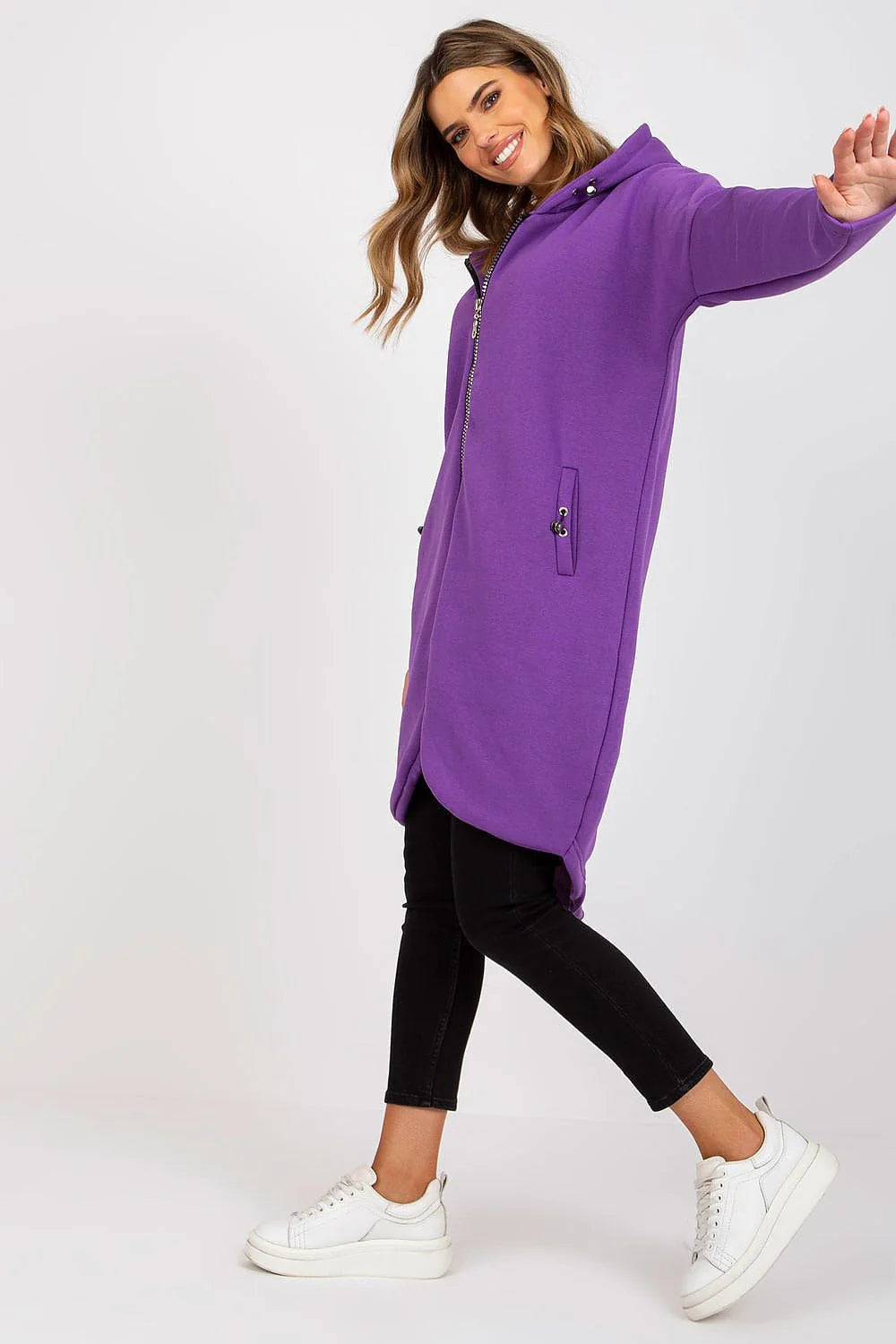Manteau pour femmes design moderne audacieux couleur fuchsia vif coupe oversize matériau structuré fonctionnalité confort