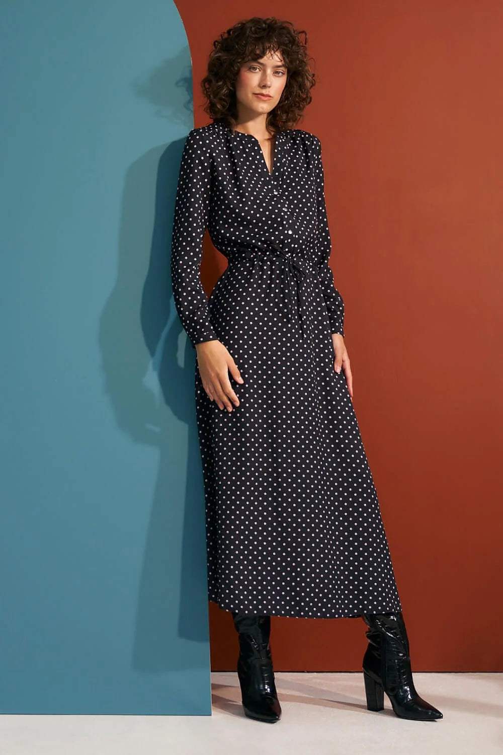 Robe longue élégante style classique pois blanc sur noir manches longues coupe fluide taille ajustable femme