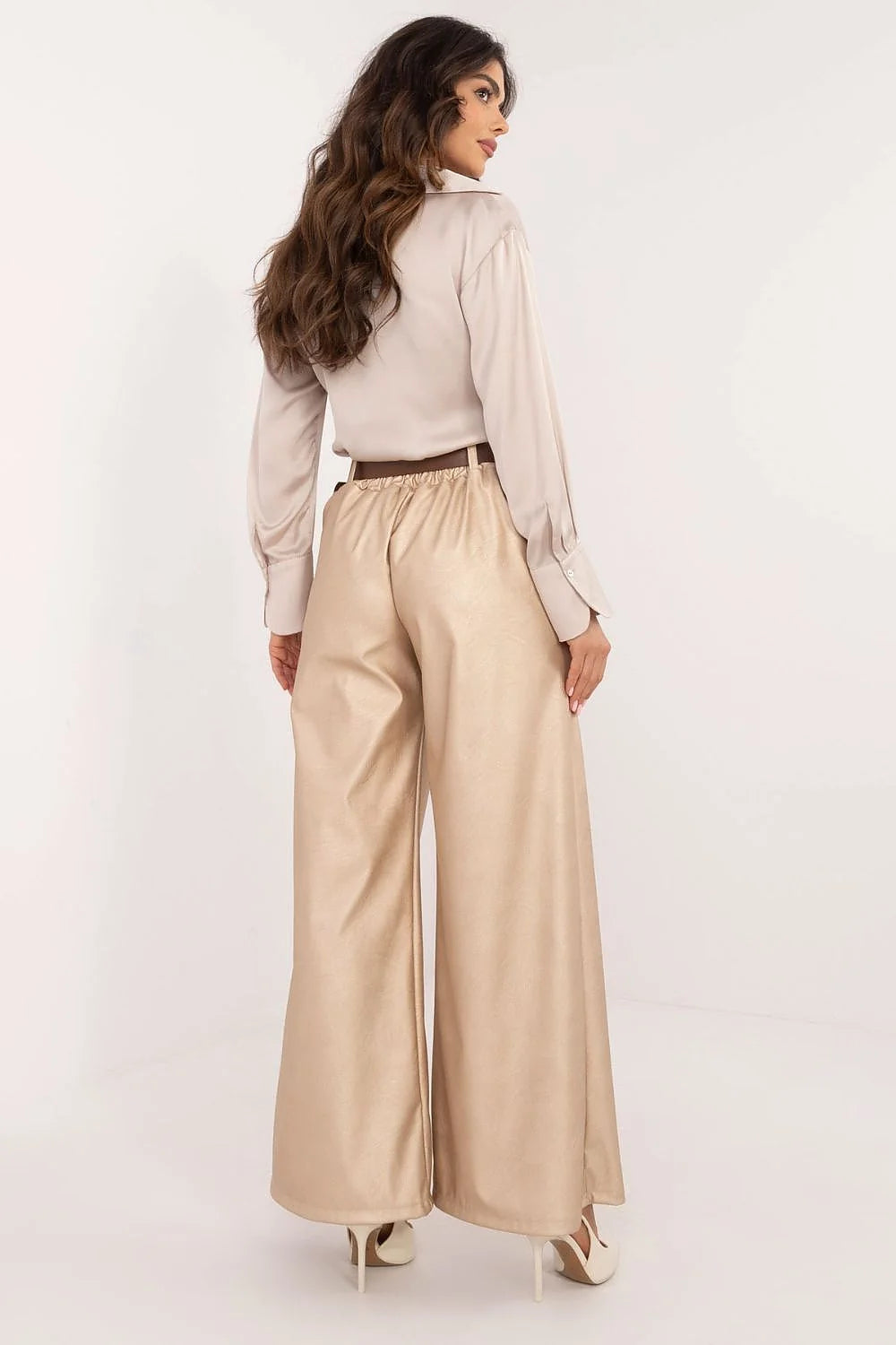 Pantalon et chemisier femme style chic moderne coupe ample matériau satiné et texturé couleur ivoire et beige doré escarpins blancs