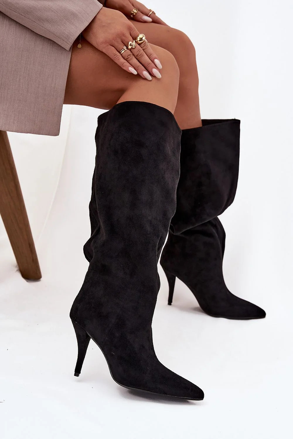 bottes hautes femme suédine écologique noires tige froncée bout pointu talon aiguille pullon slim veloutée élégantes soirée urbain chic