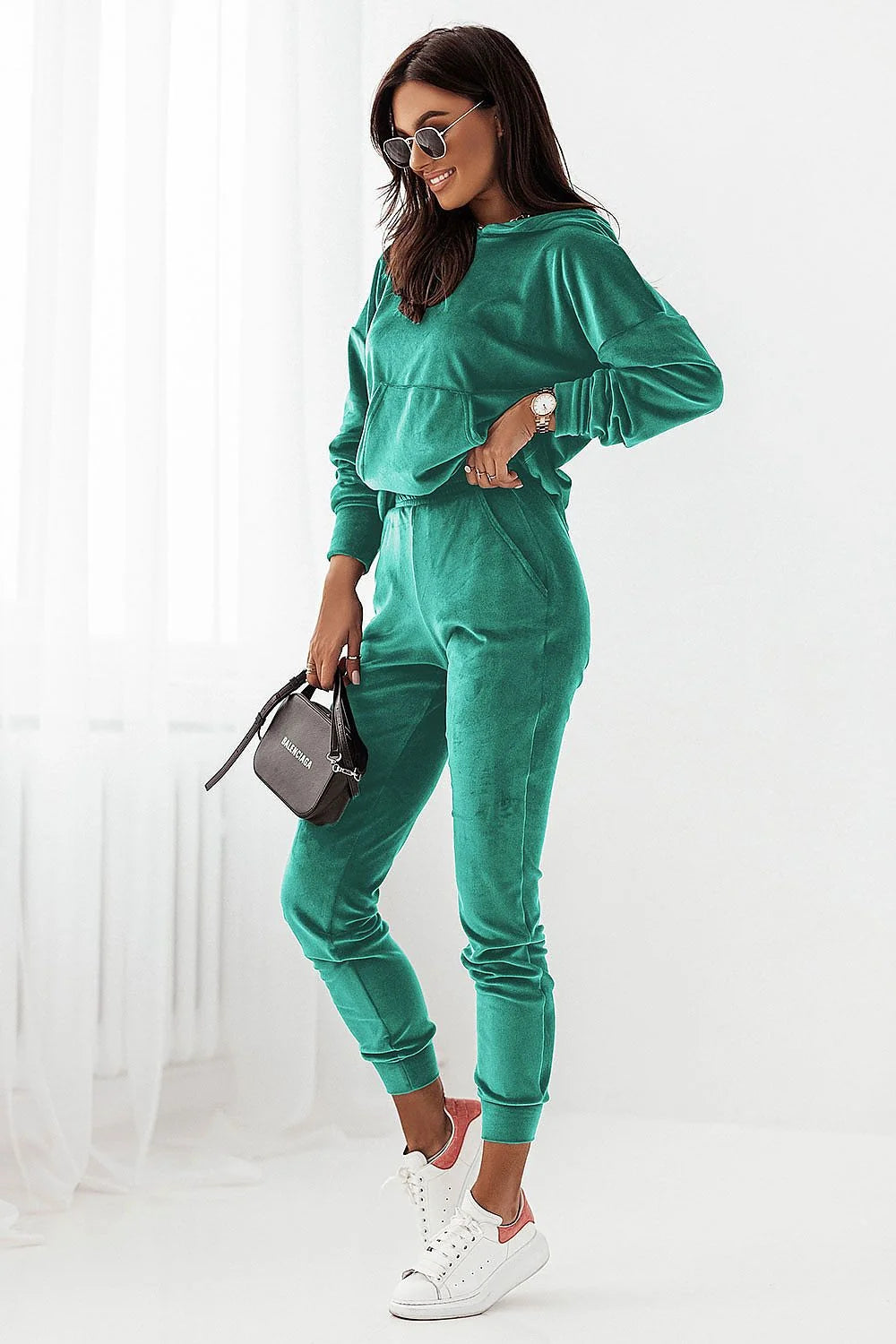 Ensemble sportif en velours noir pour femme chic minimaliste confort ville détente allure élégante