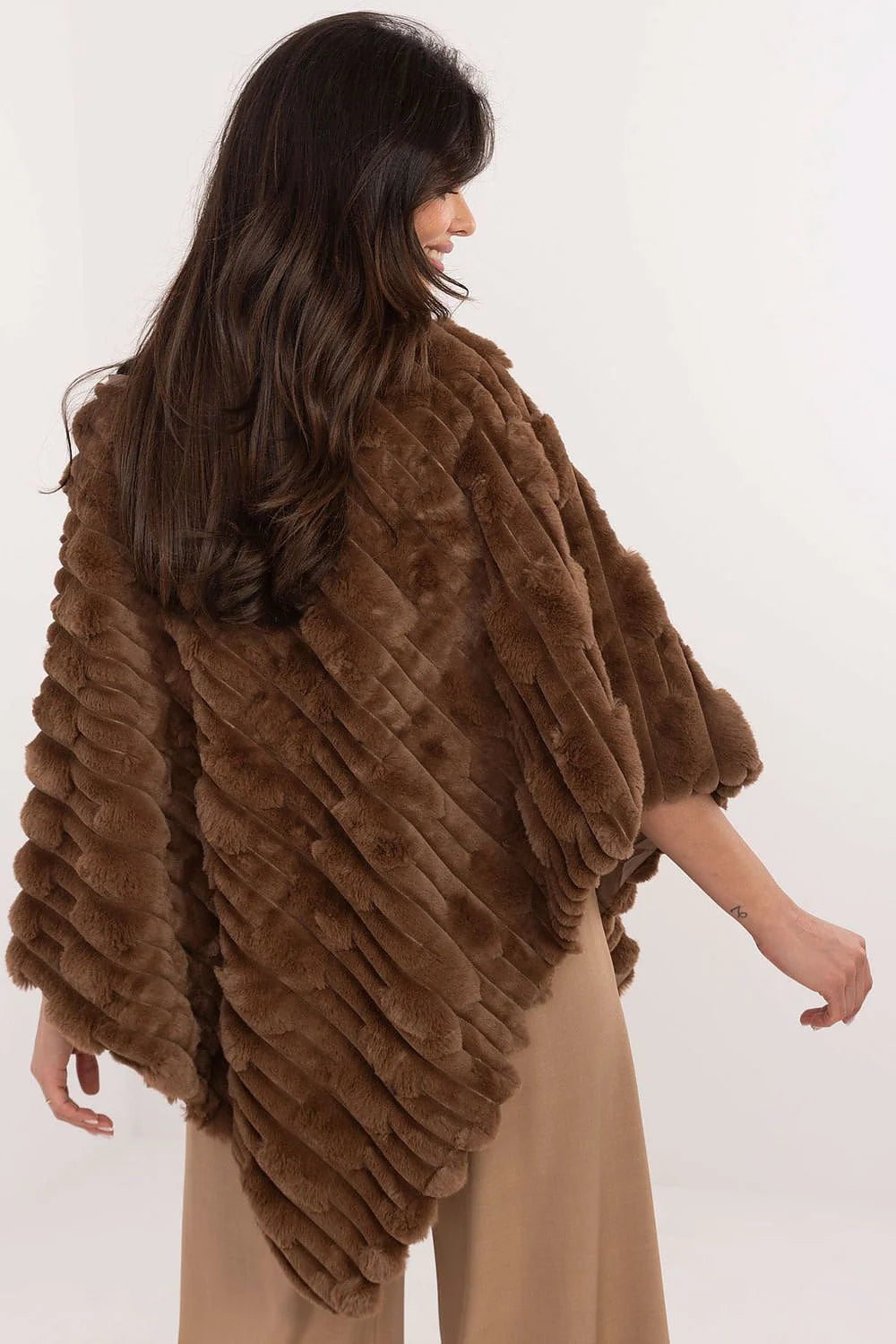 Poncho luxueux pour femmes ample asymétrique tissu texturé fourrure effet doublure satinée couleur marron foncé polyvalent
