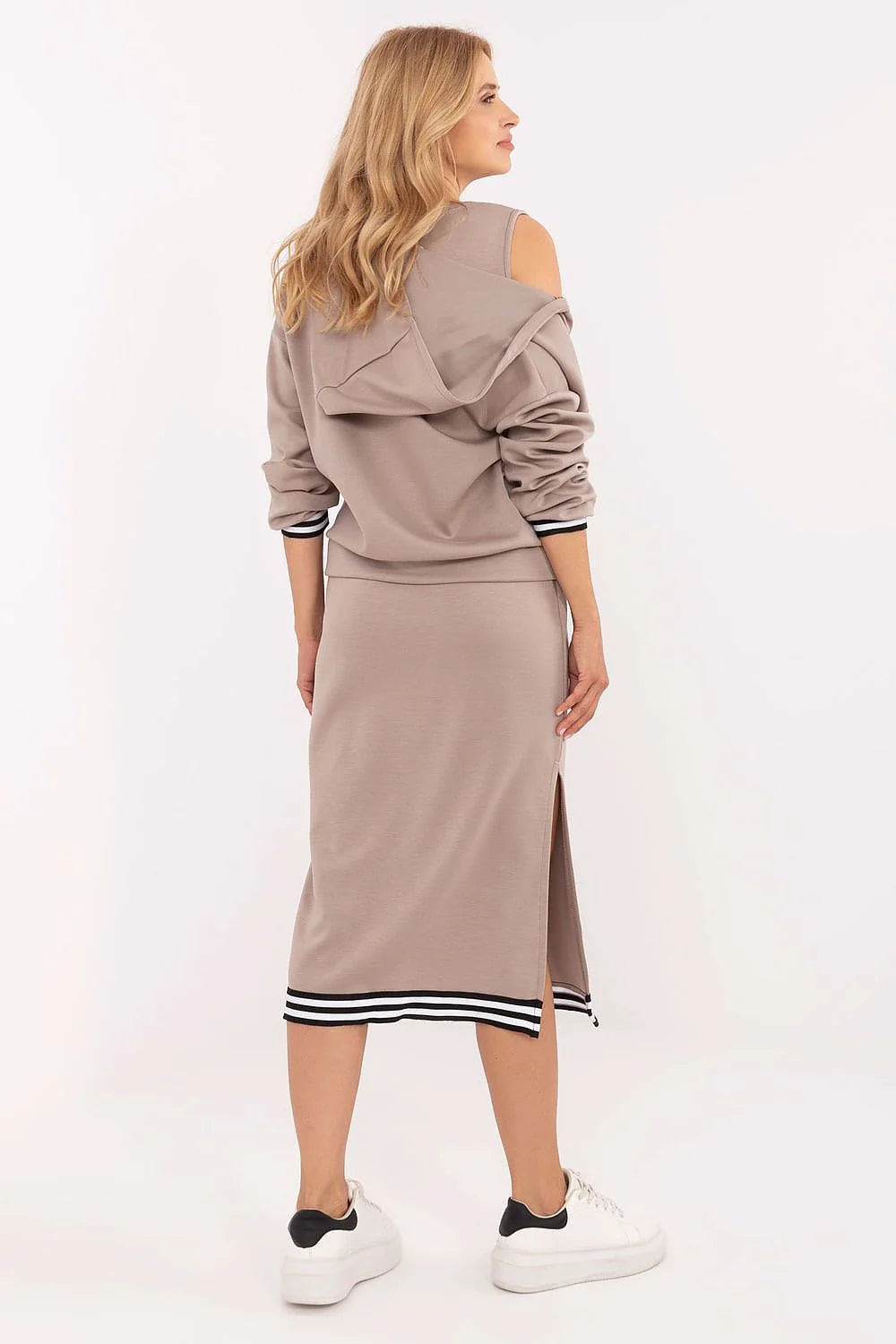 ensemble loungewear femme sweat zippé asymétrique épaule dénudée molleton taupe poche kangourou poignets côtelés bicolore jupe midi fendue