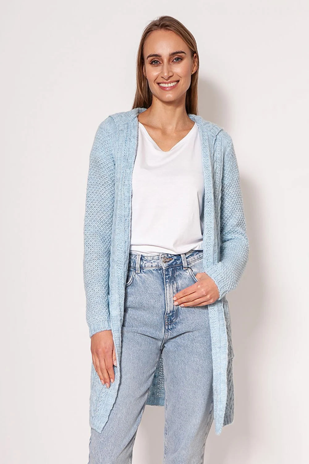 Cardigan pour femme en maille tricoté rouge vibrant, coupe ample, manches longues, capuche intégrée, deux poches, matériau mixte, confortable et élégant