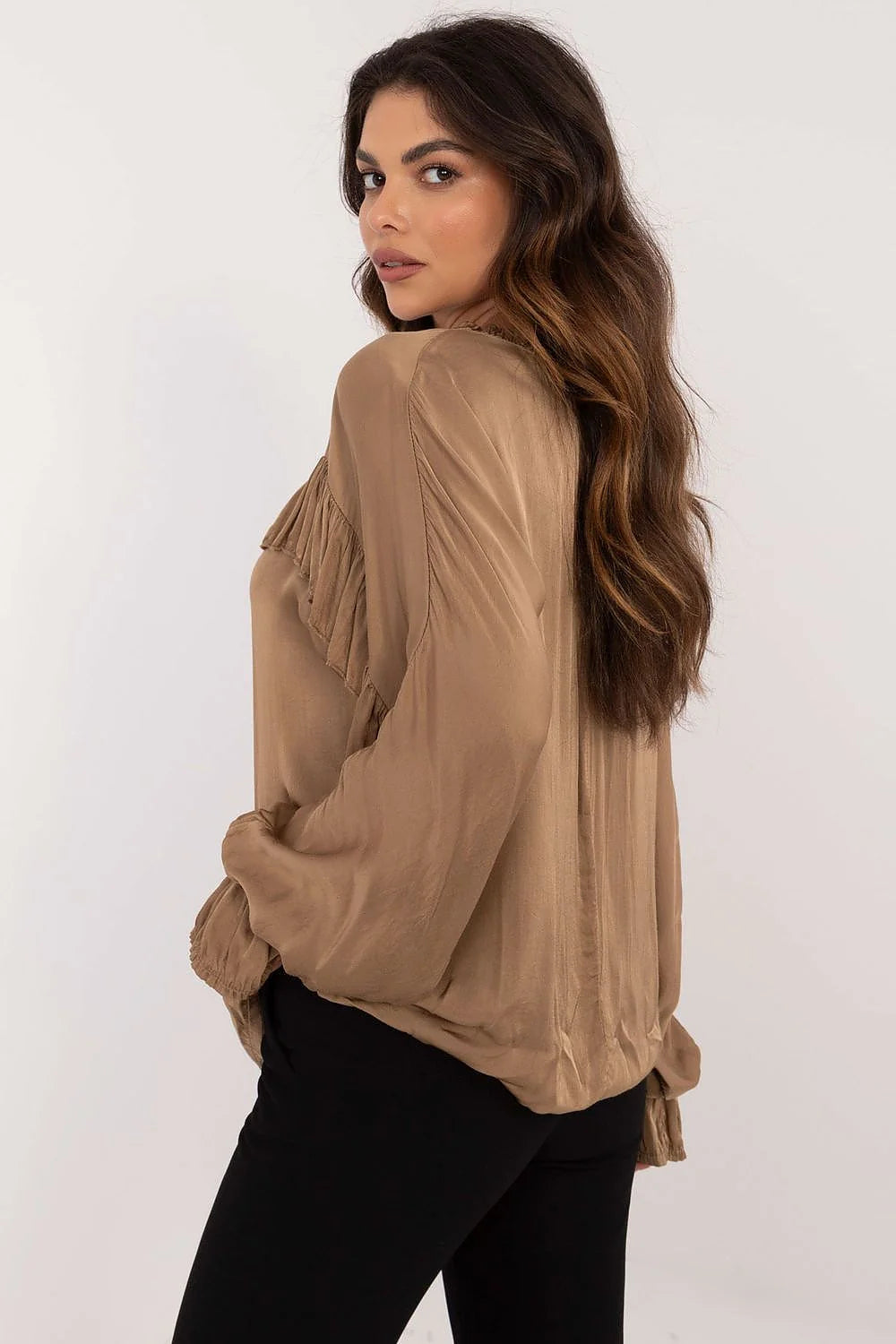 Chemise manche longue Och Bella beige ample encolure ronde en V liée volants manches rondes viscose femme
