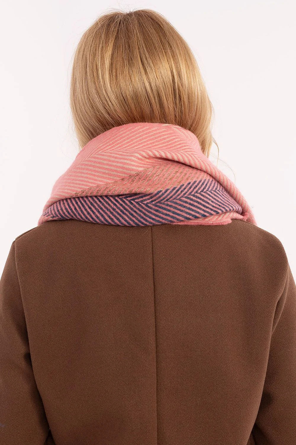 Écharpe hiver élégante longue motif rayures femmes couleurs variées franges douces matériau haute qualité