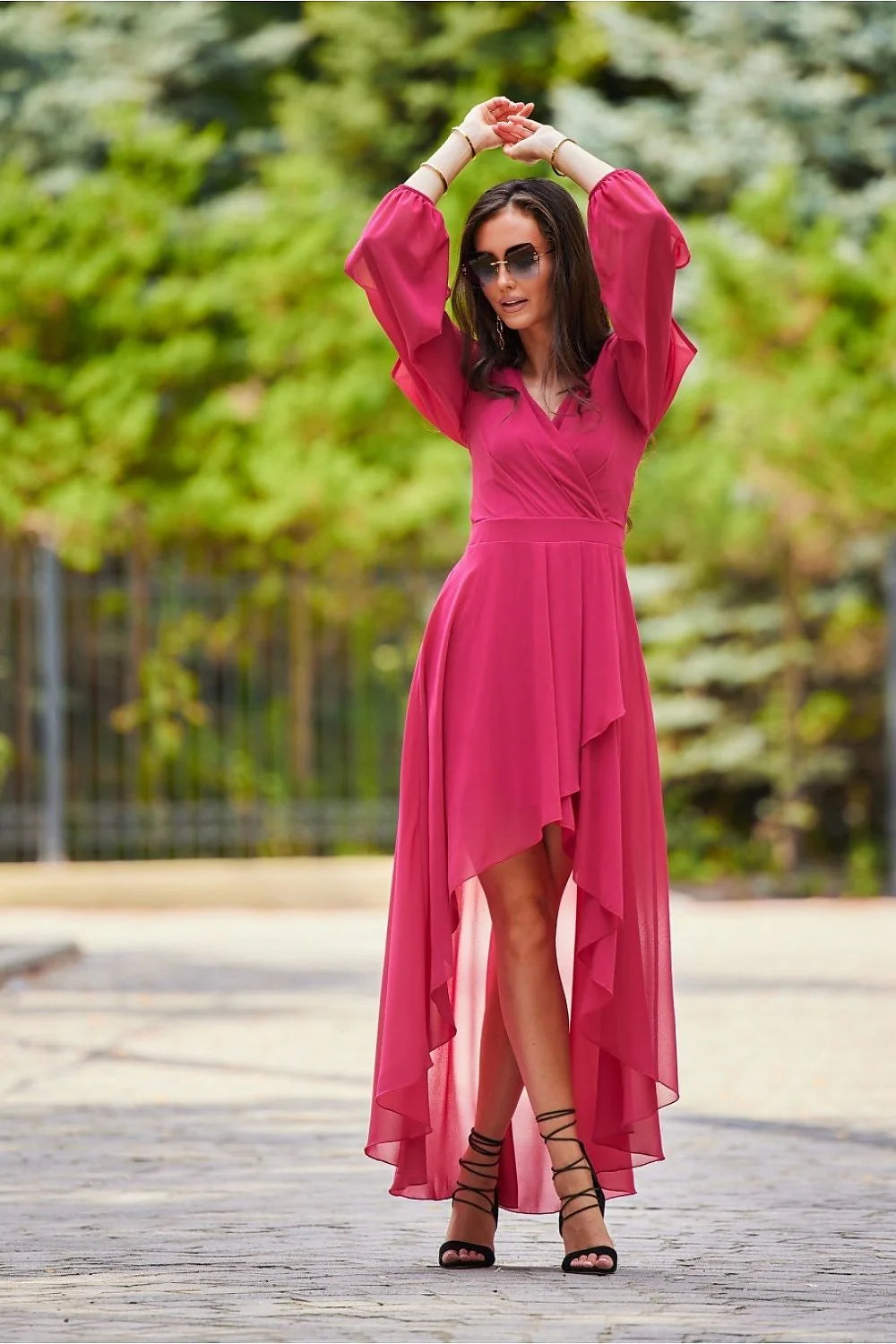 robe cocktail longue portefeuille asymétrique mousseline chiffon fuchsia décolleté V croisé manches bouffantes ajourées ceinture taille haute fluide