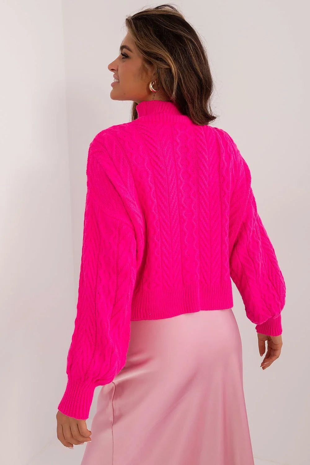 pull torsadé maille femme col roulé oversize fuchsia vif manches longues bouffantes coupe courte boxy finitions côtelées poignets base chaude