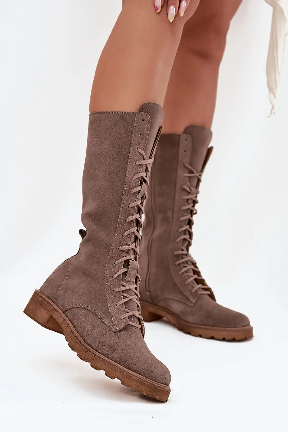 bottines femme cuir suédé naturel taupe montantes mi mollet laçage intégral ajustable fermeture éclair semelle crantée marron antidérapante talon bas