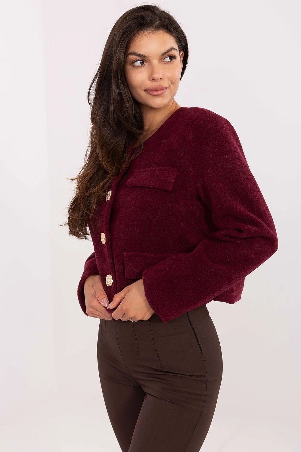 blazer femme court bouclé bordeaux profond coupe droite boxy col rond manches longues boutons dorés texturés poches rabatées