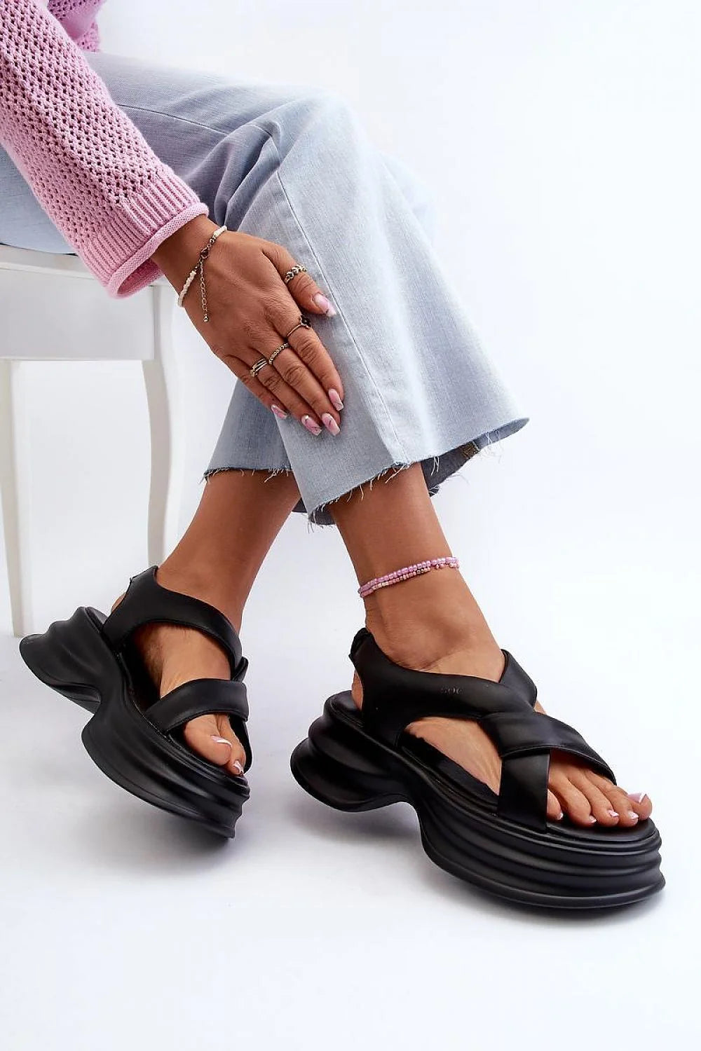 sandales cuir naturel noir design audacieux moderne contemporain semelle sculpturale ondulée plateforme45mm matelassée brides croisées ergonomique confortable urbaine sportive raffinée