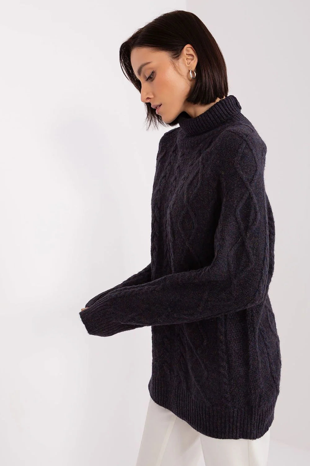 pull col roulé torsadé losange tricot oversize bleu marine maille épaisse manches bouffantes côtelées doux chaud confortable laine cachemire intemporel