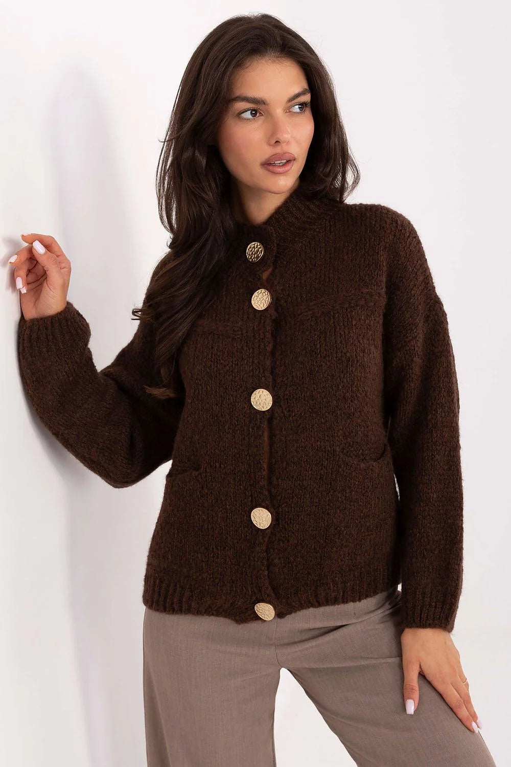 cardigan femme maille bouclée marron chocolat col montant boutons dorés martelés manches longues poches plaquées coupe droite texturé