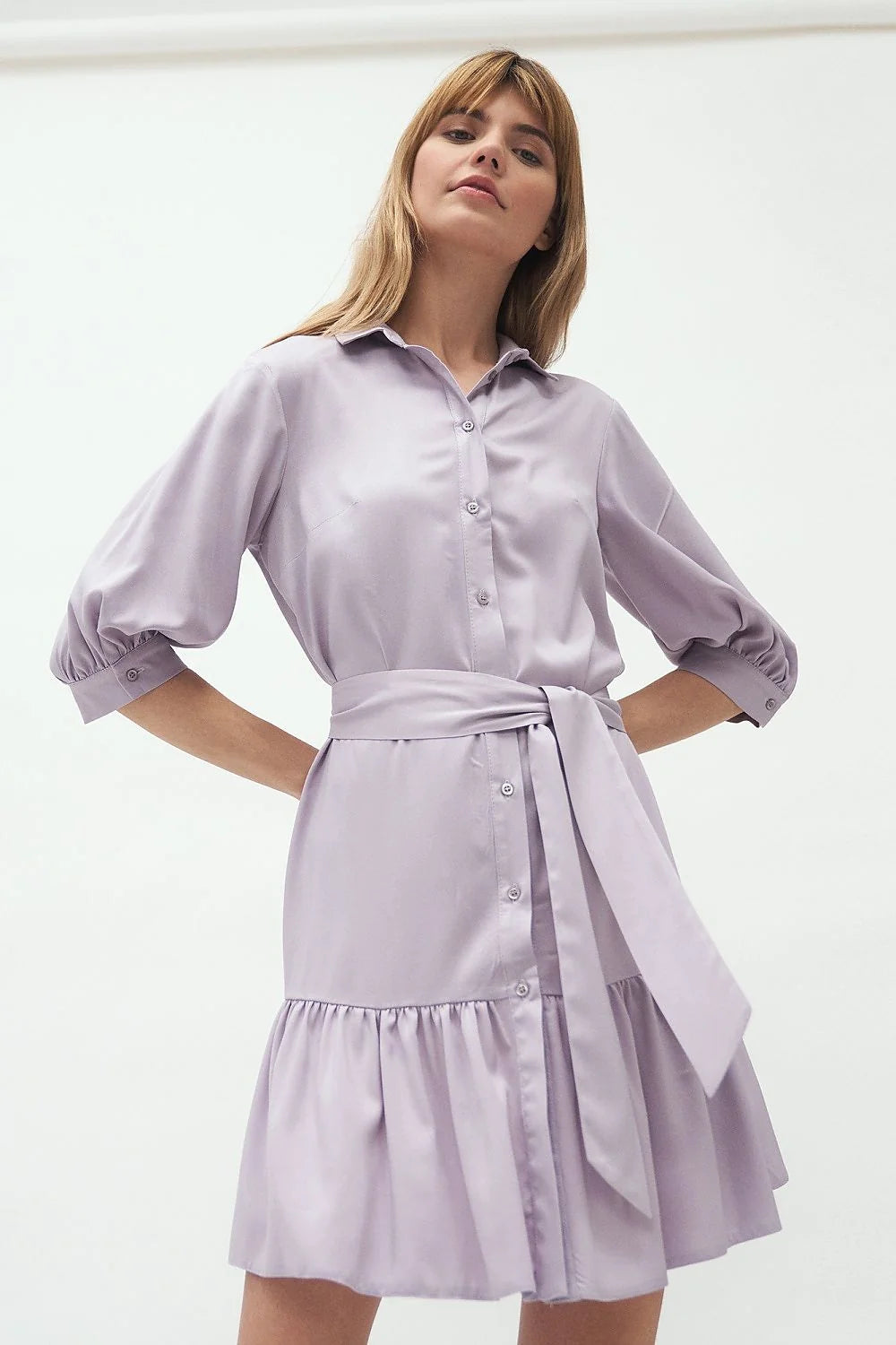 Robe chemise élégante en satin lavande manches trois-quarts avec volants et ceinture intégrée femme