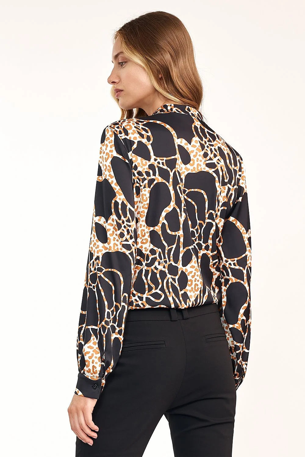 Chemise satinée imprimée léopard fluide élégante col lavallière manches longues femmes modernes chic tendance