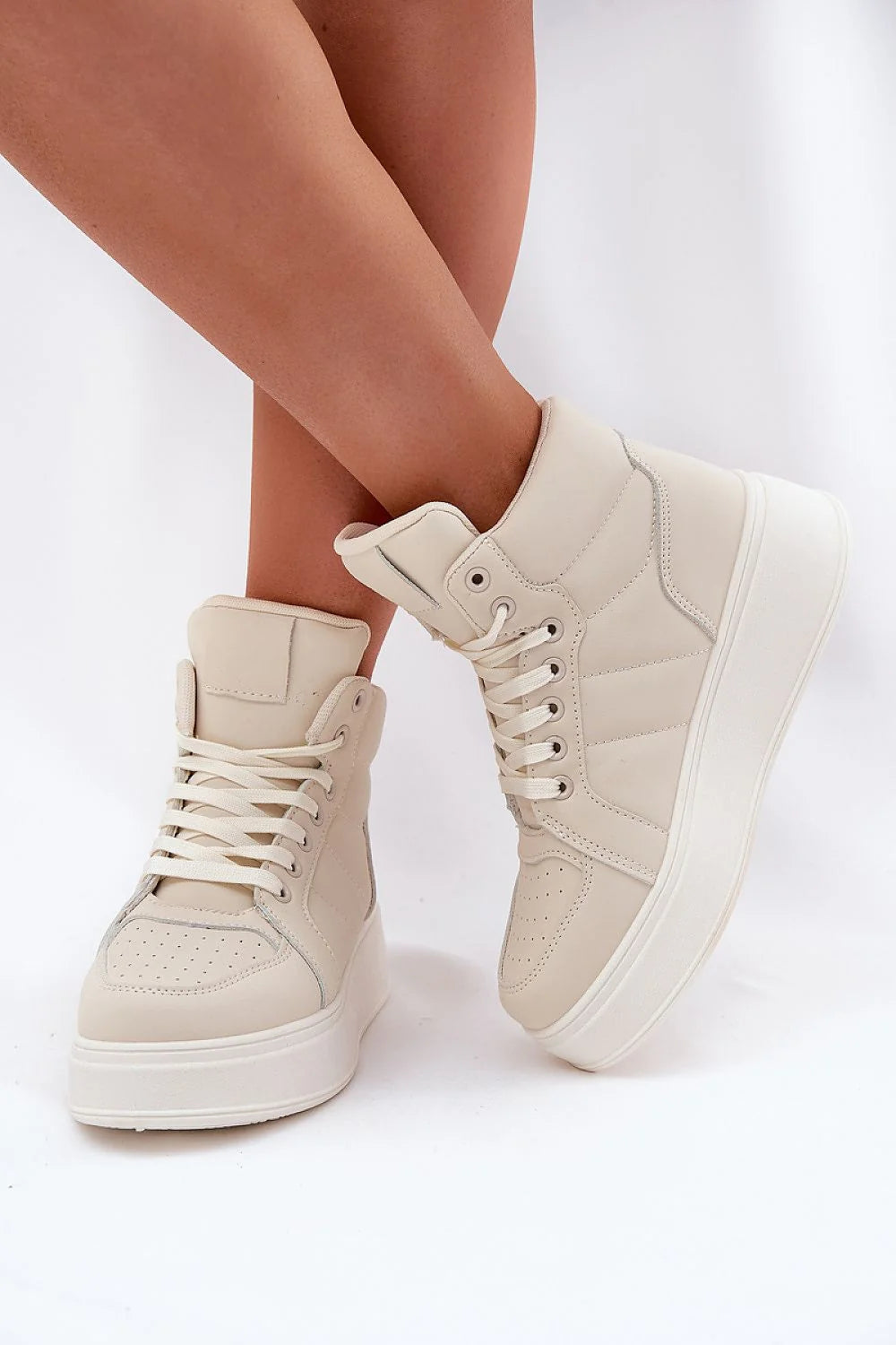 Chaussures de sport hautes en cuir artificiel moderne et minimaliste pour femmes, style urbain, couleur beige clair, confort et style pour quotidien et occasion décontractée