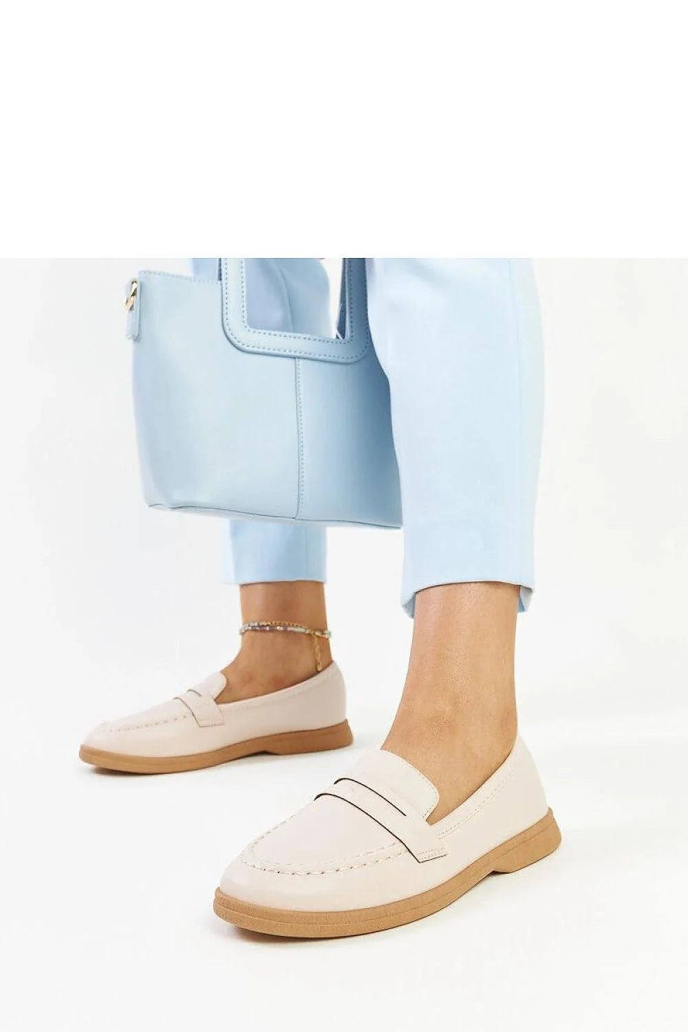 Mocassins féminins design moderne couleur beige clair bout en amande semelle en gomme facile à enfiler
