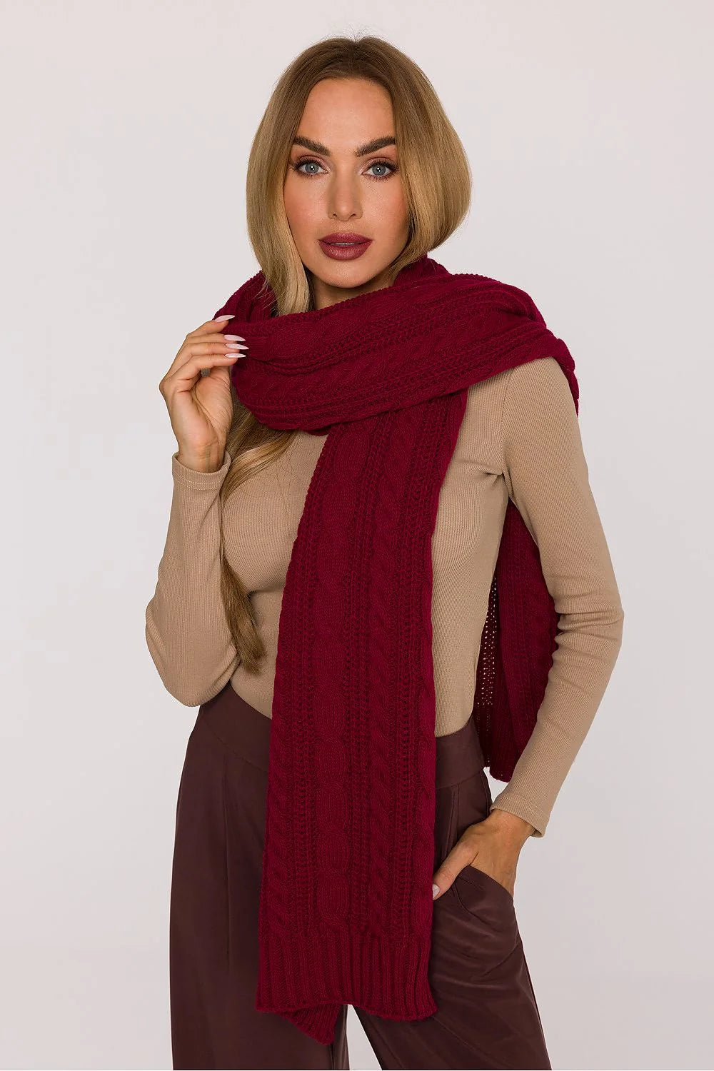 écharpe châle longue torsadée bordeaux grosse maille épaisse chaleureuse enveloppante généreuse polyvalente tricotée intemporelle élégante acrylique nylon douce