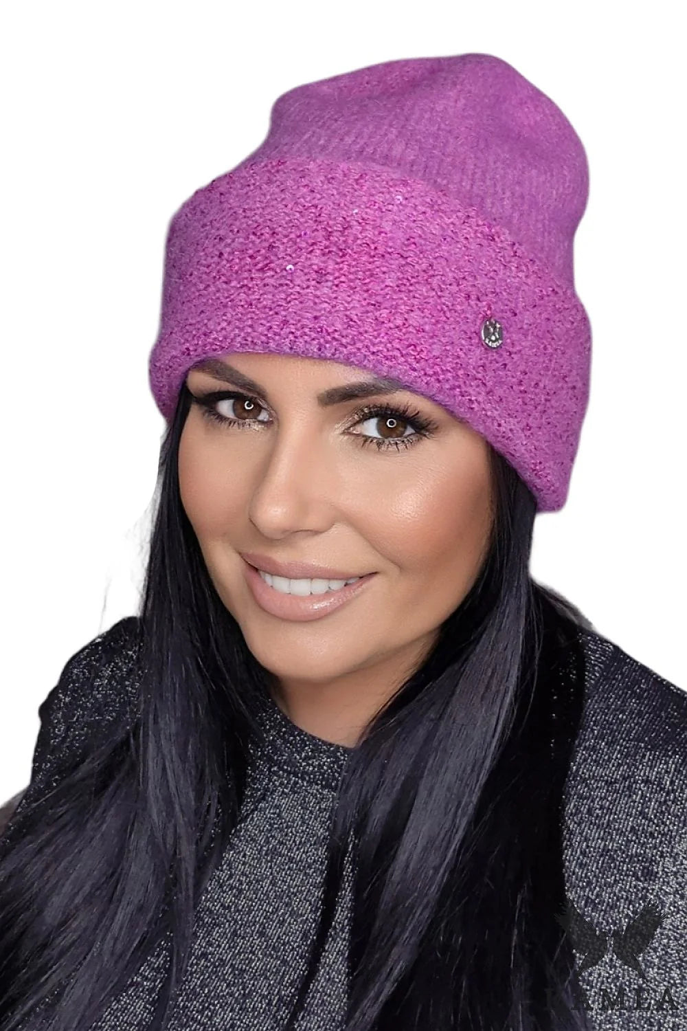 Bonnet pour femme chic style moderne en laine rose vif élastique logo métallique automne-hiver qualité supérieure doux au toucher made in Poland