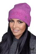 Bonnet pour femme chic style moderne en laine rose vif élastique logo métallique automne-hiver qualité supérieure doux au toucher made in Poland
