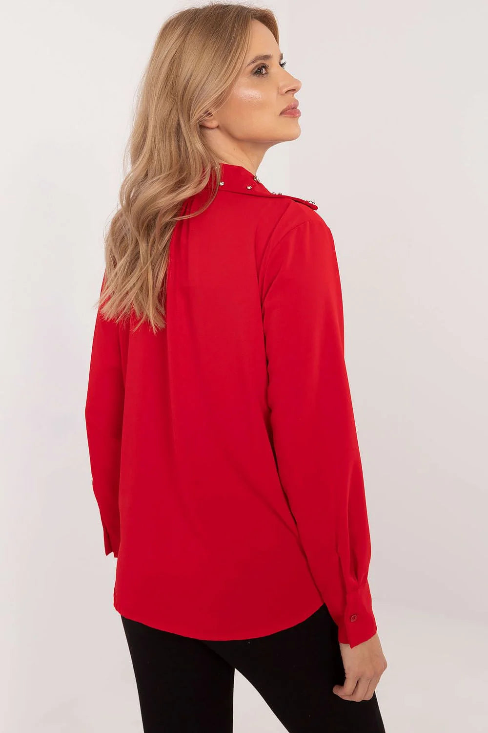 blouse femme rouge vif manches longues col chemisier coupe droite fluide satinée épaules ornées boutons brillants style élégant polyvalente moderne