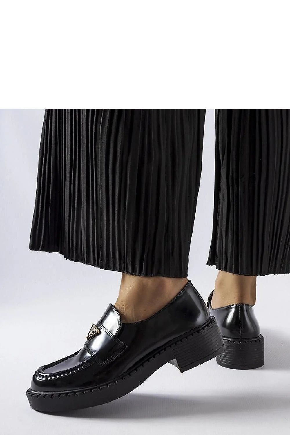 Moccasins femmes cuir verni noir design classique touche moderne confort élégance semelle épaisse talon bloc détails métalliques
