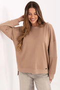sweatshirt femme oversize col rond camel maille jersey douce boxy manches longues tombantes ourlet droit fentes latérales badge métallique confortable