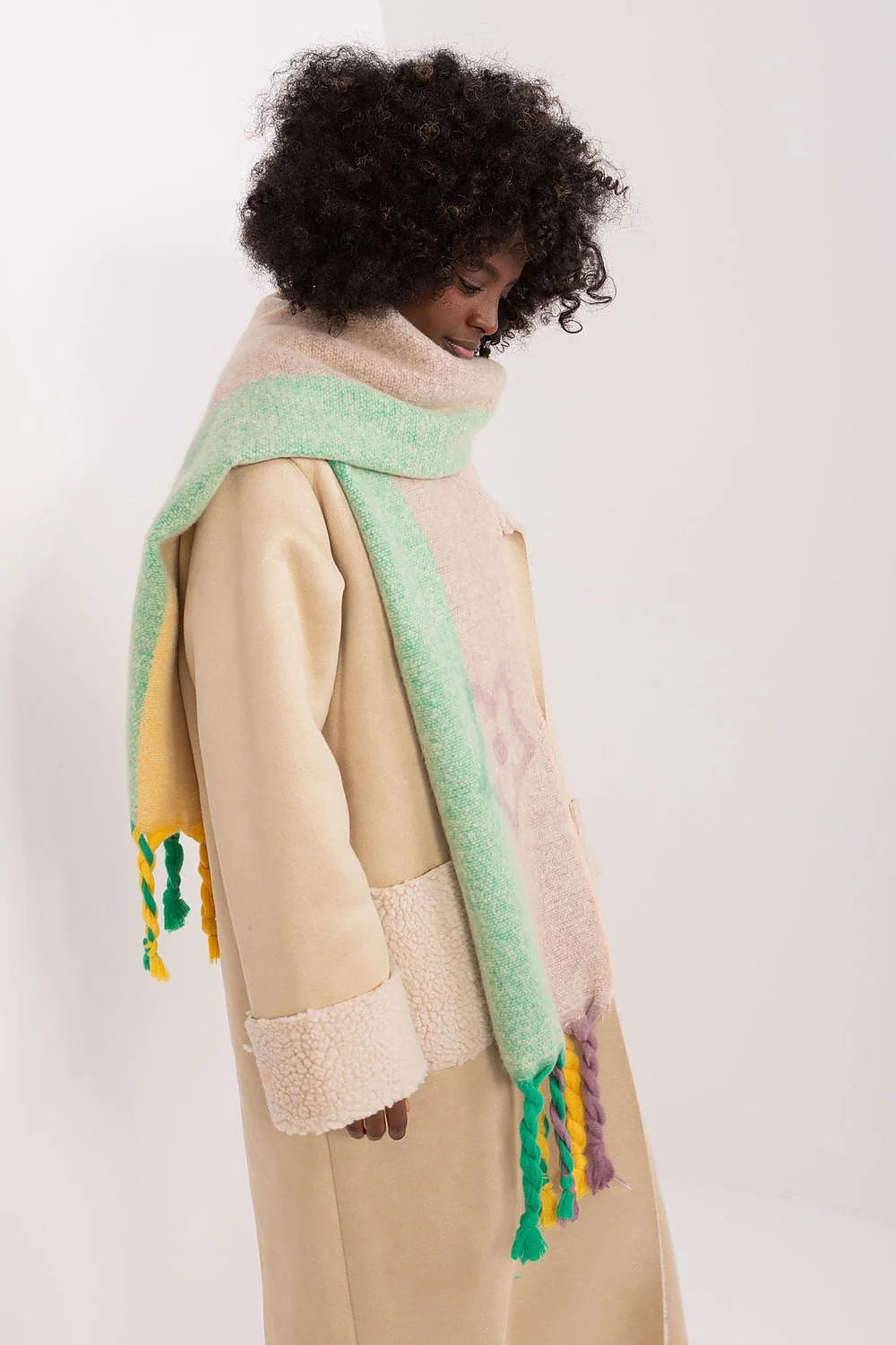 Écharpe et manteau assortis pour femme, design pastel, motifs floraux, franges colorées, matière douce, style élégant, automne-hiver, polyester, fourrure synthétique, accessoire tendance, longueur généreuse, confort optimal, coupe moderne