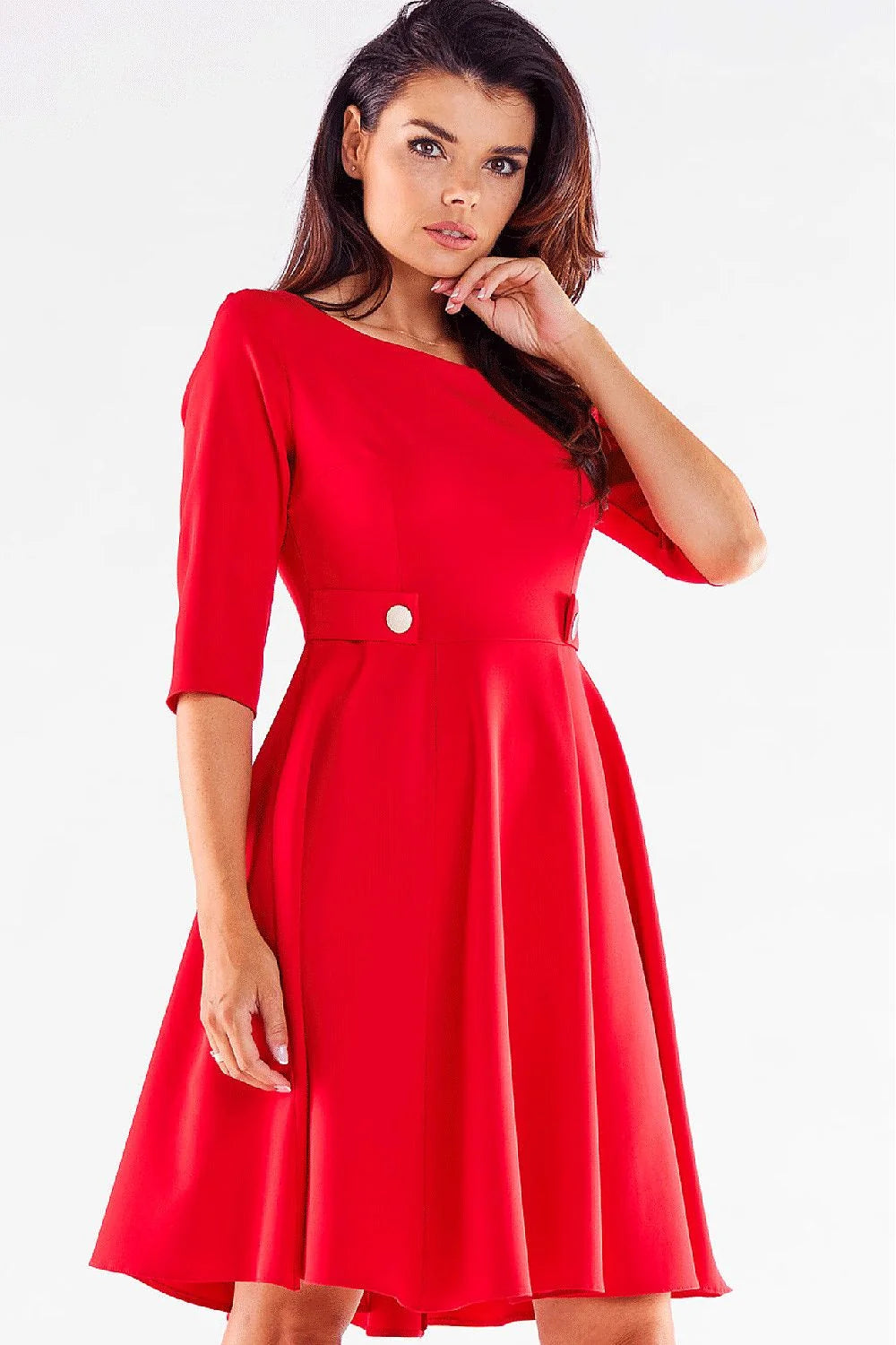 Robe de jour audacieuse couleur rouge vif manches mi-longues silhouette fit and flare ceinture intégrée femme élégance intemporelle mode
