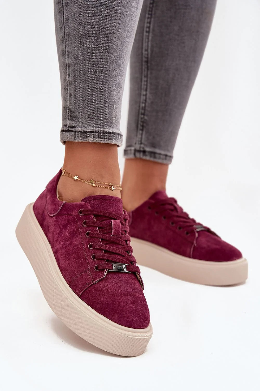 baskets femme daim suédé bordeaux profond bout rond tige basse lacets œillets métalliques plaque logo semelle plateforme beige épaisse veloutée