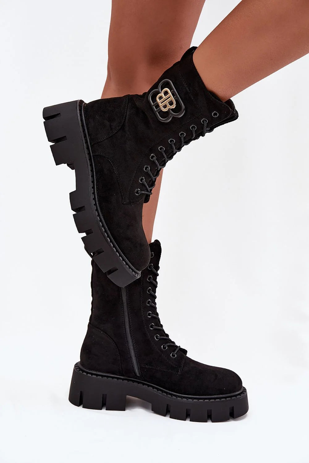 boots femme montantes suédine écologique noire laçage zip semelle plateforme crantée caoutchouc talon bloc logo doré chunky urbain