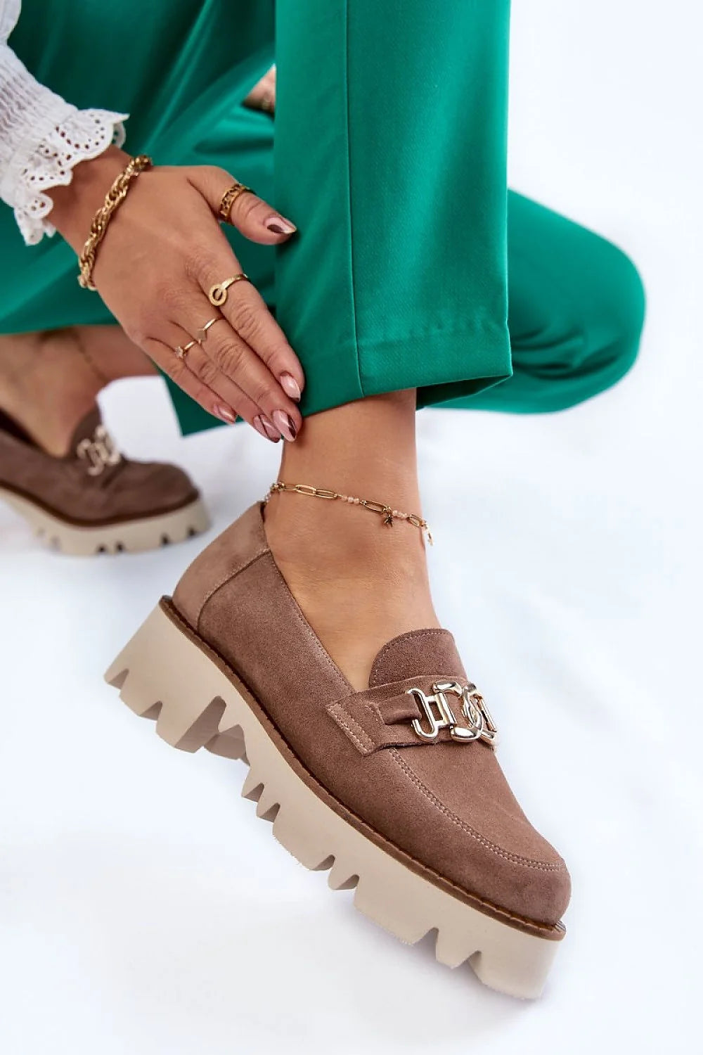 Mocassins en daim beige style élégant détails chaîne dorée semelle épaisse cuir naturel femmes confortable polyvalent