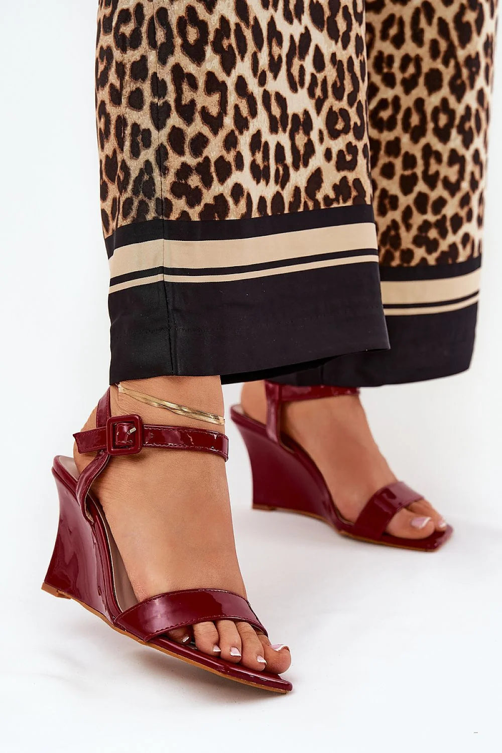 Sandales élégantes à talon compensé en cuir artificiel, couleur rouge bordeaux, ajustables, pour robes et pantalons, femmes, mode moderne, talon 9 cm, comfort