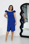 robe cocktail bleu vif crayon midi ajustée taille marquée fente frontale encolure bateau épaules volants plumes
