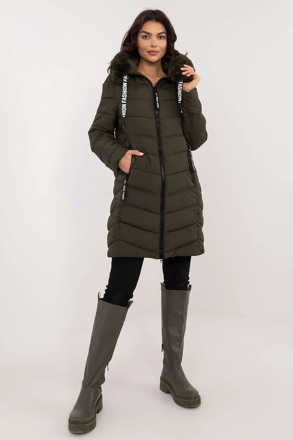 Manteau d'hiver pour femme longue coupe droite en polyester faux fourrure kaki foncé capuche cordon inscriptions surpiqûres matelassées