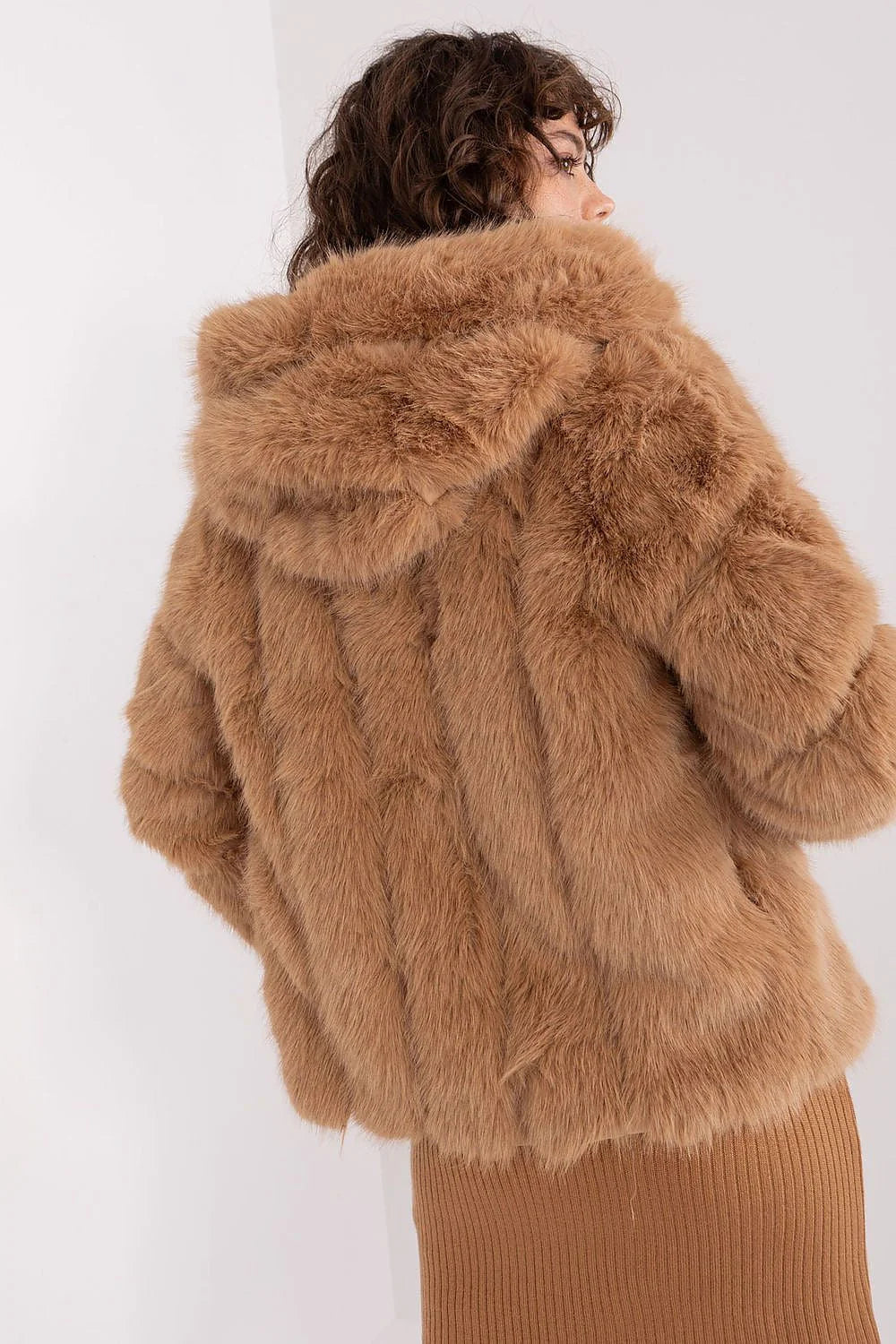 Manteau en fausse fourrure couleur camel design volumineux capuche robe tricotée bottes cuir synthétique style moderne chaleureux femme