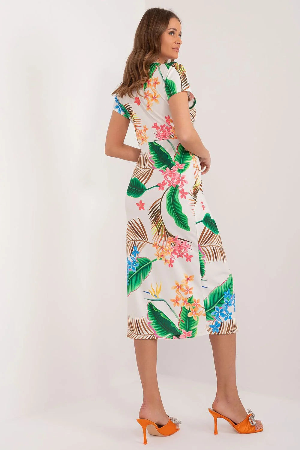 robe estivale tropicale multicolore femme manches courtes décolleté V cintrée midi fente centrale fluide légère imprimé feuilles vertes fleurs roses