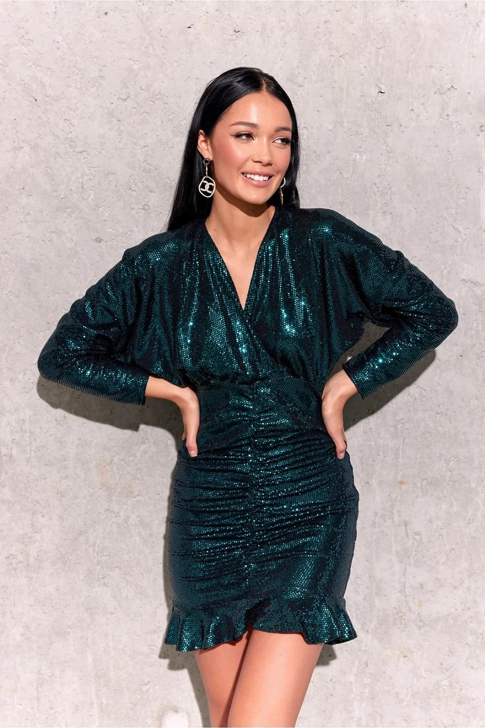Robe de soirée élégante en sequins vert émeraude manches longues bouffantes encolure V croisée taille ajustée fente avec volant femme