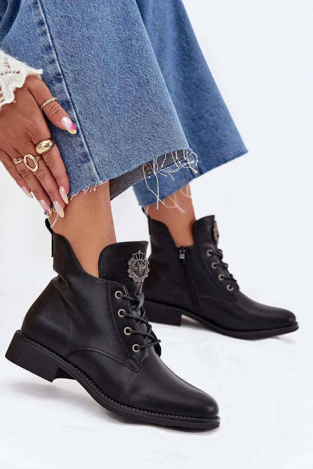 bottines noir simili cuir doublure fourrure synthétique talon bas lacées zippées œillets métalliques semelle antidérapante bout arrondi médaillon décoratif urbain