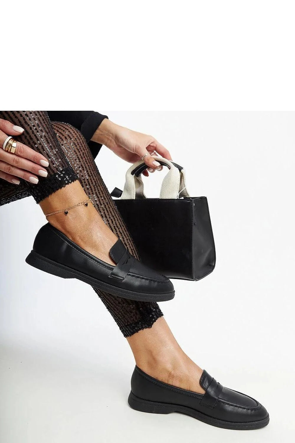 mocassins femme cuir noir élégant confortable classique bout amande semelle caoutchouc plat talon bas coutures apparentes empeigne patte enfiler polyvalent