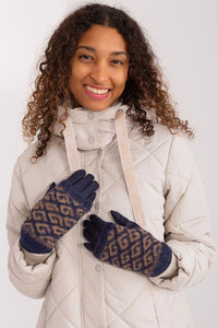 Parka femme moderne fonctionnelle design matelassé losange couleur beige clair polyester élastique manches boutons pression fourrure synthétique motifs géométriques bleu marine marron froid urbain extérieur