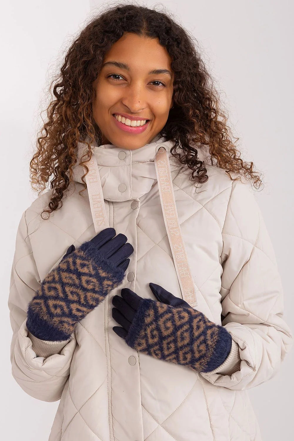 Parka femme moderne fonctionnelle design matelassé losange couleur beige clair polyester élastique manches boutons pression fourrure synthétique motifs géométriques bleu marine marron froid urbain extérieur