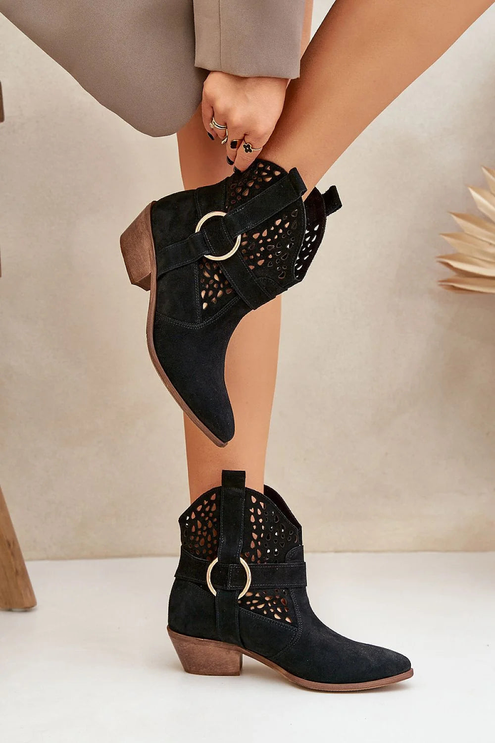 Bottes élégantes à talons bas en cuir suédé noir design western motifs découpés anneau métallique doré femmes