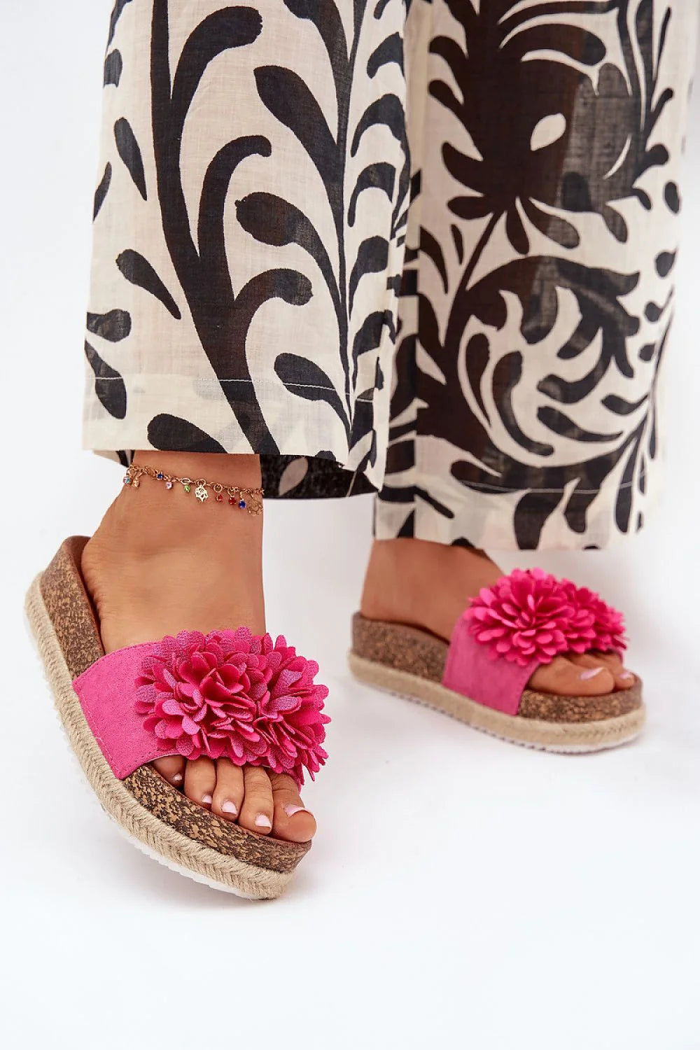 claquettes femme tongs plateforme liège tressé fleurs tissu décoratives semelle intérieure cuir suédé écologique profilée confort légère estivales élégantes