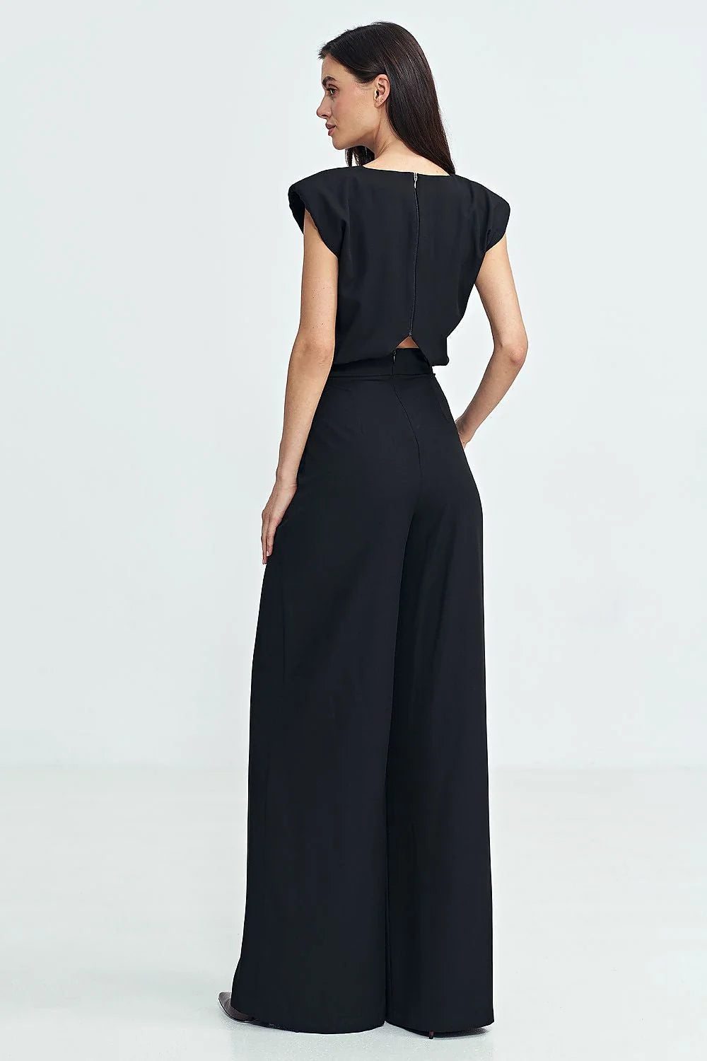 Combinaison élégante pour femmes sans manches épaules structurées neckline rond haute taille buste ajusté couleur noire matière légère fluides occasions formelles soirées