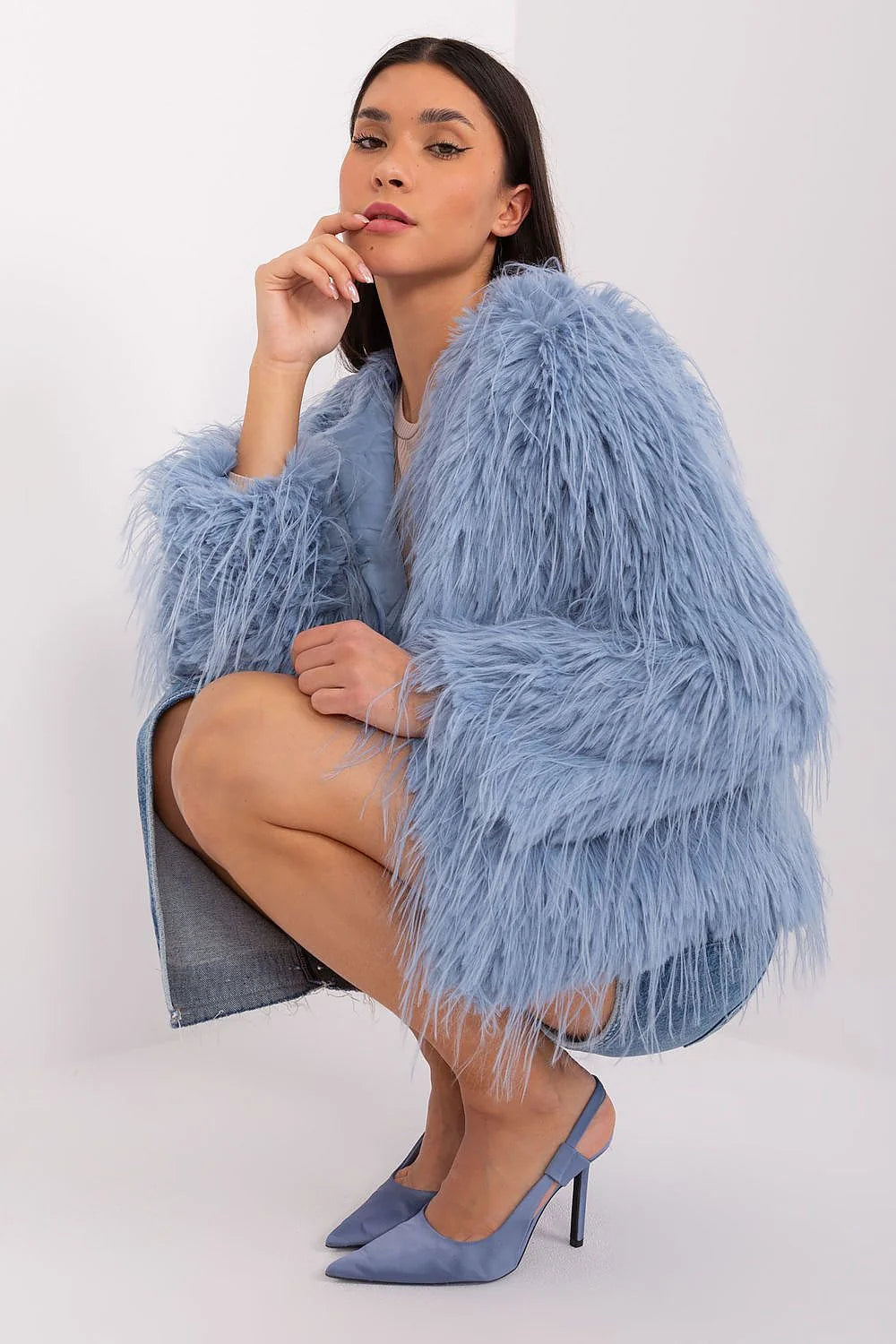 Veste en fausse fourrure bleu ciel pour femmes, design élégant, coupe droite, manches longues, doublure confortable, finitions luxueuses, occasion hiver automne printemps